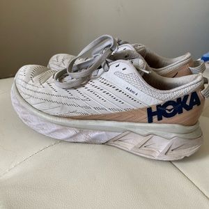 Hoka Arahi 4